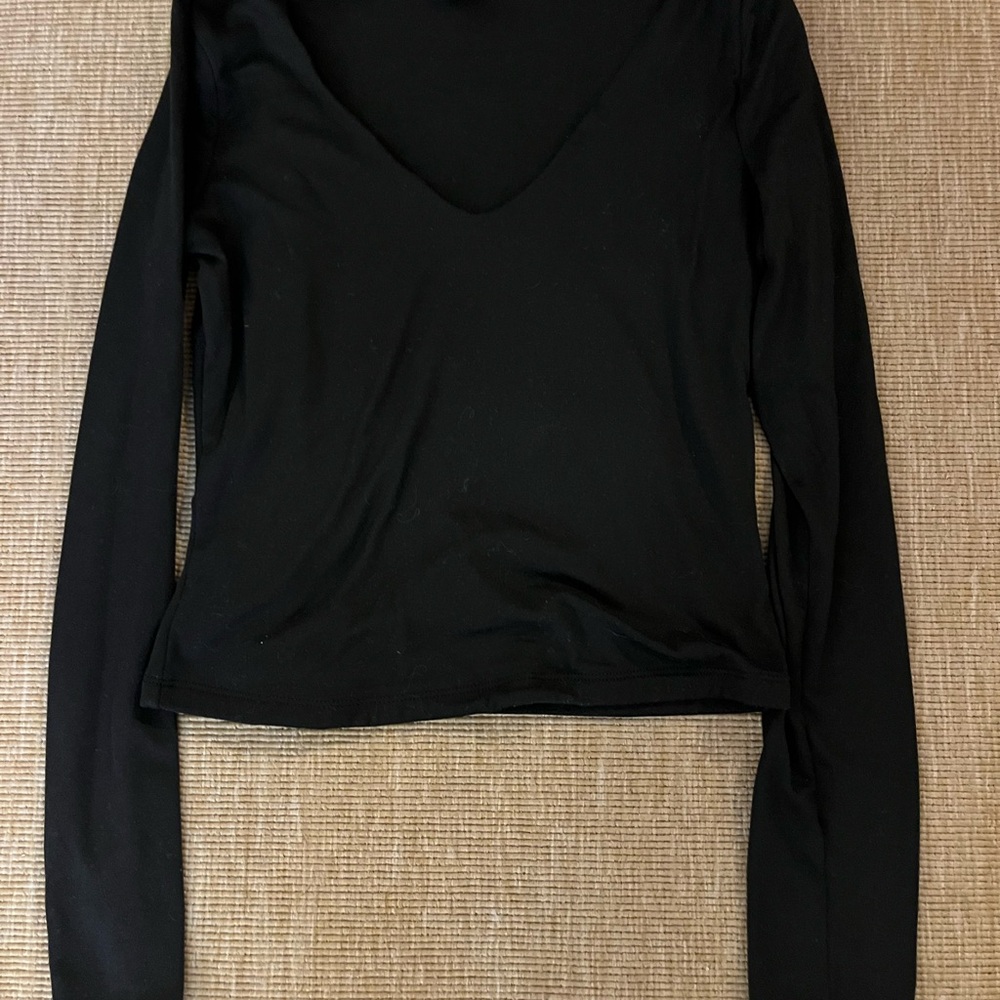 Women's Black Long-Sleeve V-Neck Tee